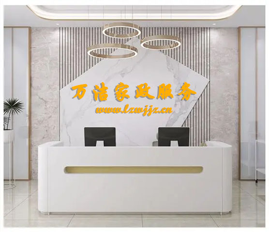 蘭州人妻系列电影家（jiā）政服務有限公司提醒大家雨天小心路滑.jpg